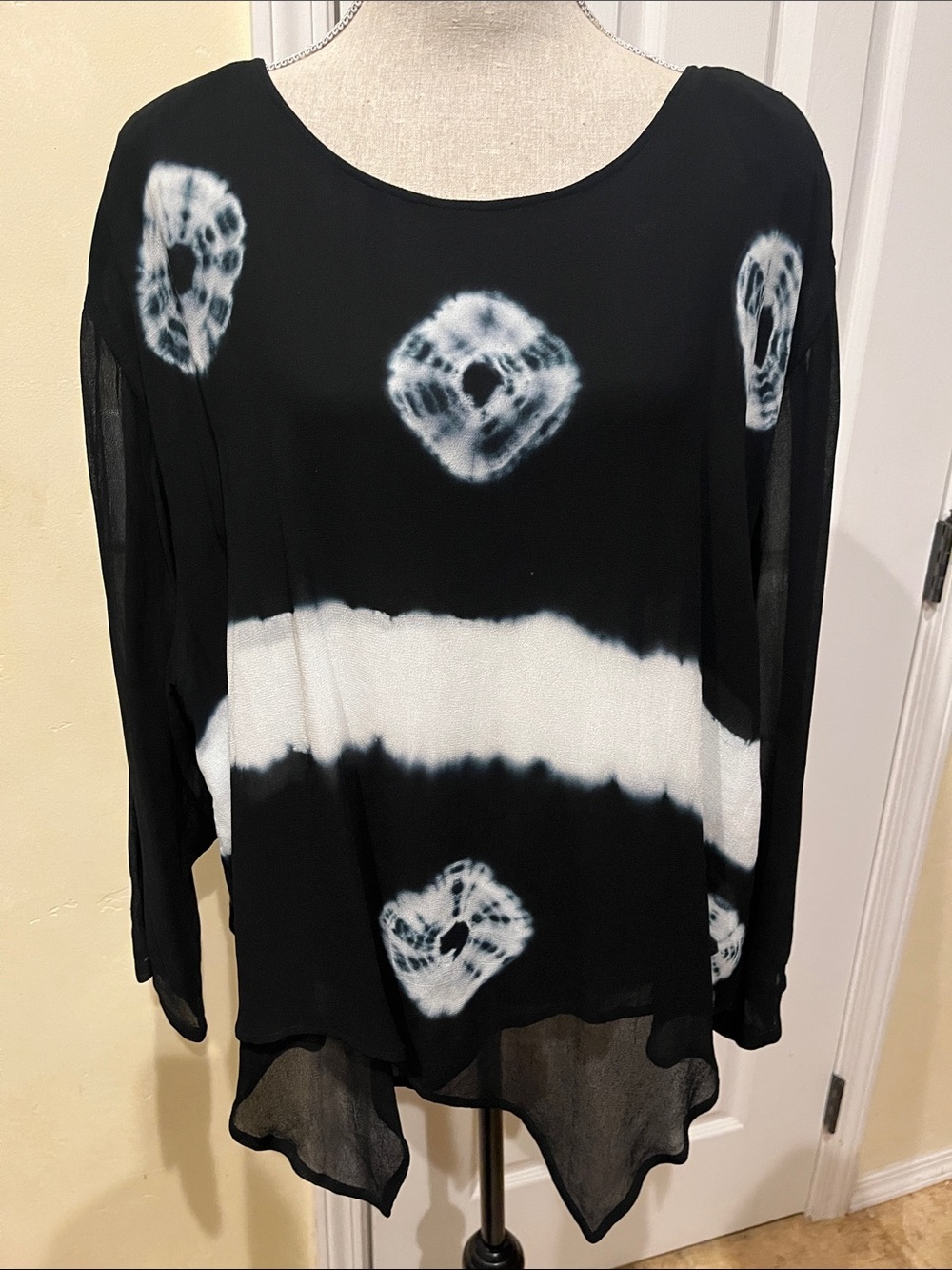 Tan Chho Vintage Black & White Tie-Dye Long Sleeve Top